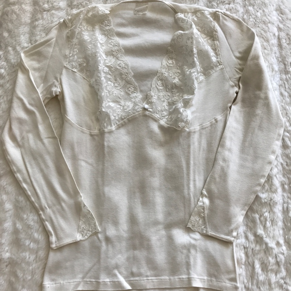 🕊Beautiful Lace Trim Top